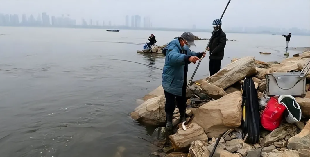 湖北男子釣魚奇遇，湖北男子釣魚奇遇，神秘水域的意外收獲