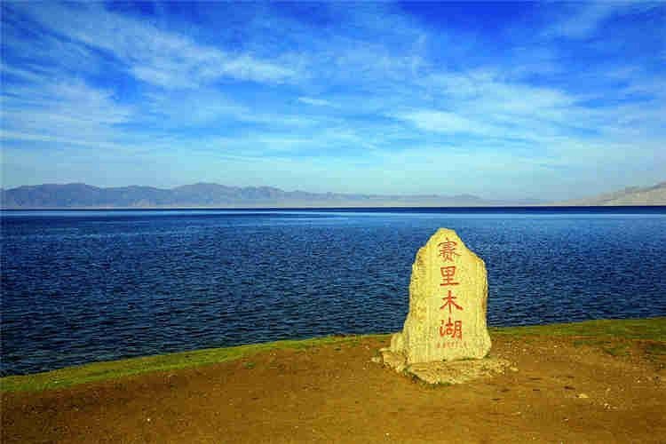 賽里木湖住宿費用詳解，體驗一晚需要多少錢？，賽里木湖住宿費用全解析，一晚需要多少錢的體驗？