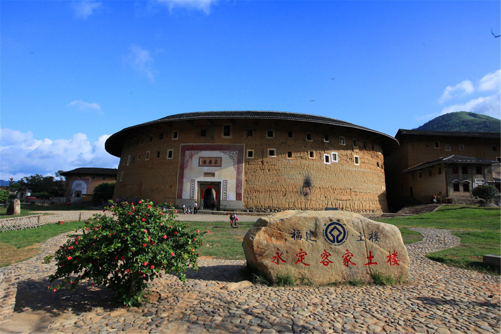 廈門(mén)土樓，古老建筑的韻味與現(xiàn)代都市的交融，廈門(mén)土樓，古老建筑韻味與現(xiàn)代都市的和諧交融