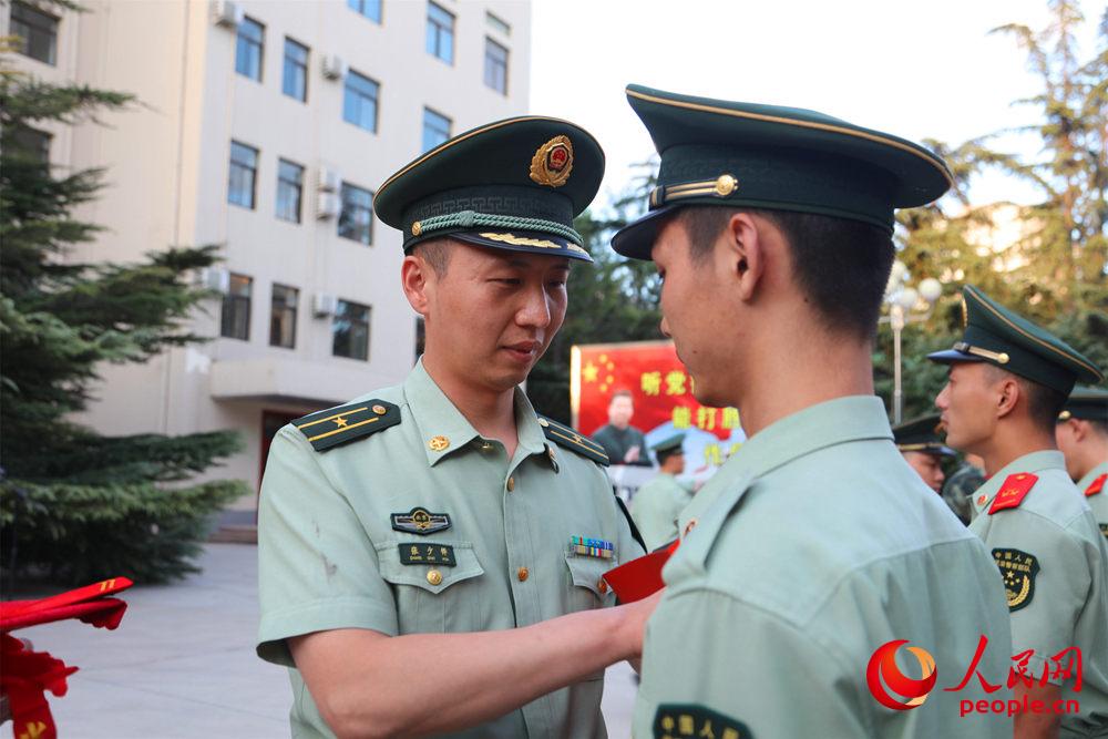 武警部隊旗幟圖片，象征與榮耀，武警部隊旗幟，象征榮耀的旗幟圖片