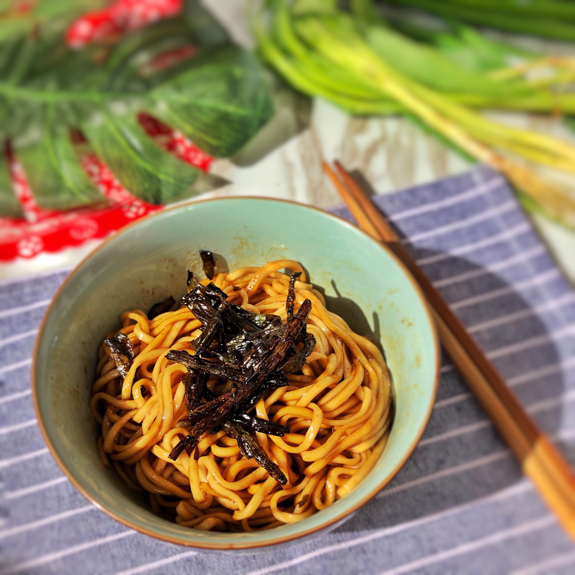 蔥油拌面，一道家常美食的魅力與制作技藝，蔥油拌面，家常美食的魅力與制作細節探究